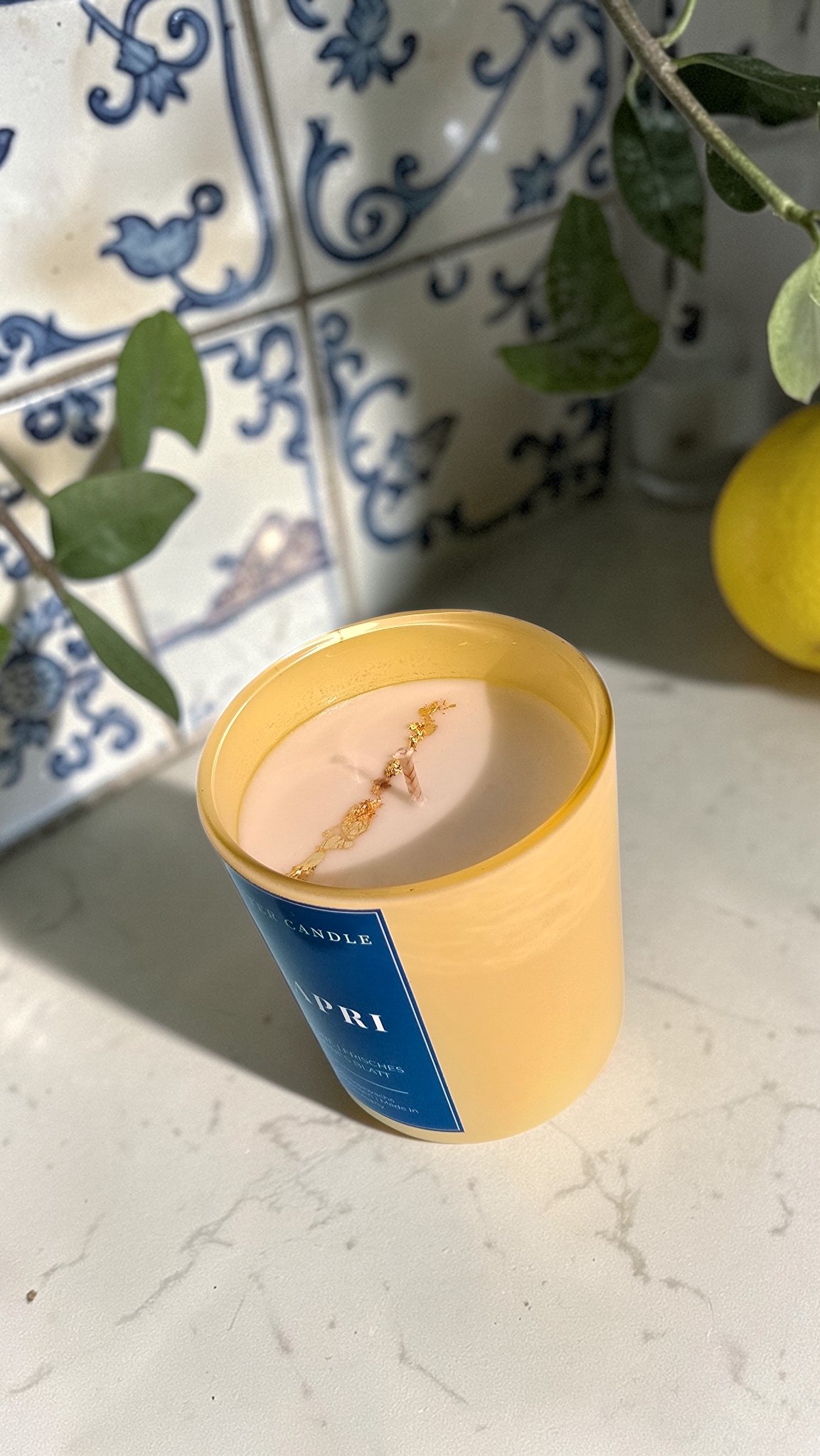 Capri Zitronen Duftkerze aus veganem Wachs mit echtem 24k Blattgold Draufsicht