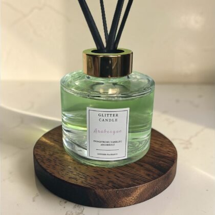 Edler Reed Diffuser Arabesque mit schwarzen Stäbchen in einem modernen Interieur – Duftrichtung Rose, Vanille und Oud