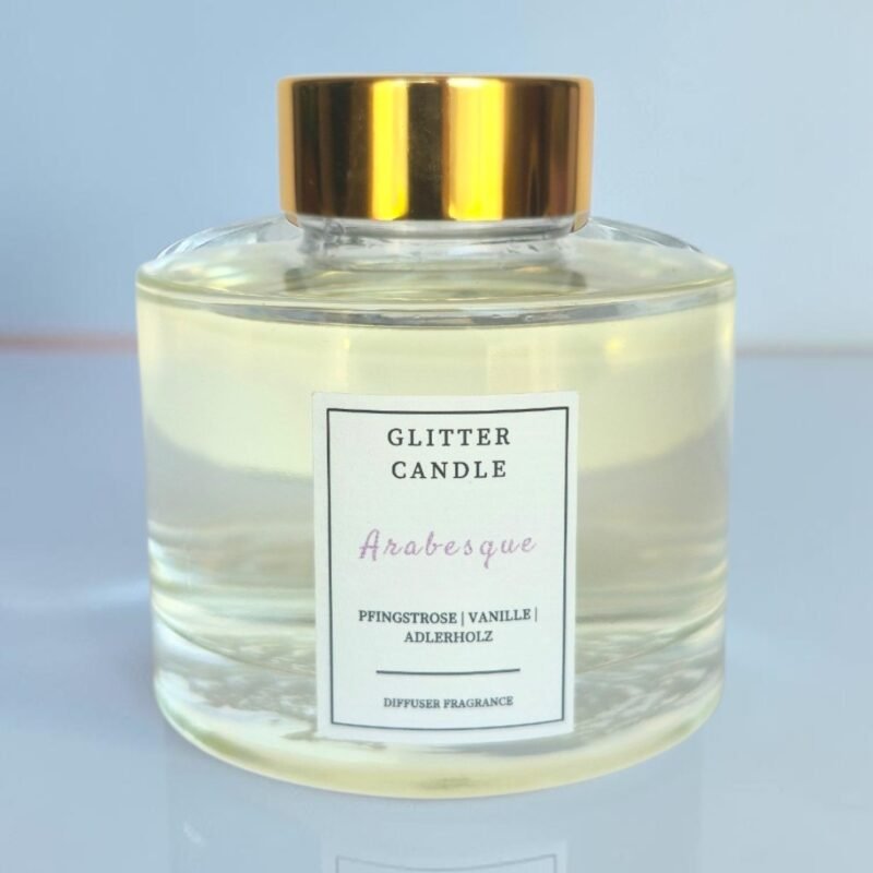Edler Reed Diffuser Arabesque mit schwarzen Stäbchen in einem modernen Interieur – Duftrichtung Rose, Vanille und Oud