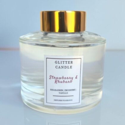 Strawberry & Rhubarb Reed Diffusor in elegantem Glasflakon mit Duftstäbchen, fruchtiger Raumduft für ein sommerliches Ambiente.