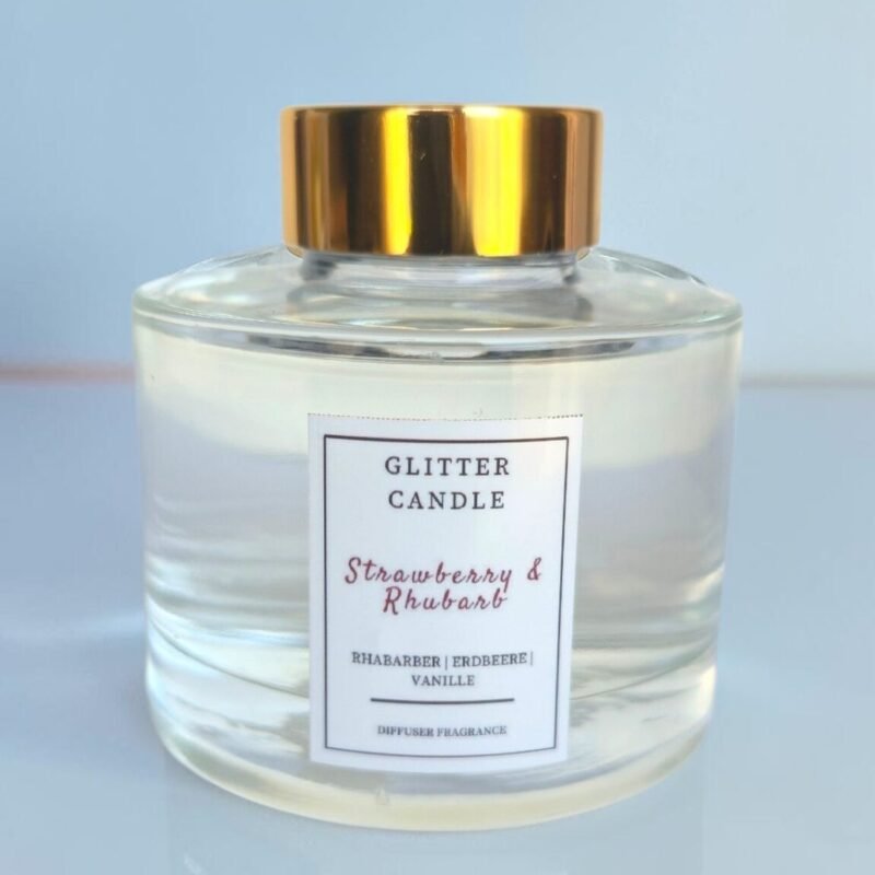 Strawberry & Rhubarb Reed Diffusor in elegantem Glasflakon mit Duftstäbchen, fruchtiger Raumduft für ein sommerliches Ambiente.