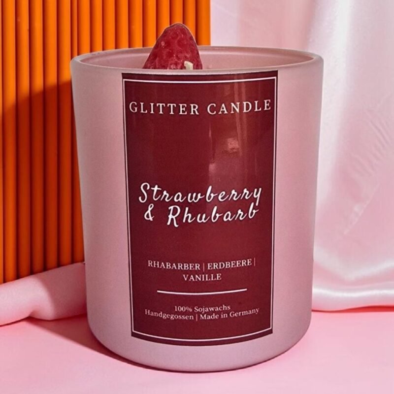 Glitzernde Duftkerze Strawberry & Rhubarb mit handgefertigter Wachs-Erdbeere als Deko-Topping in modernem Glas.